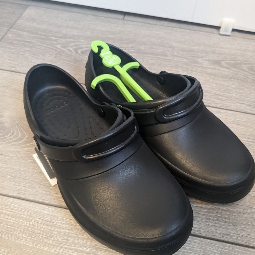 Pairs Of Crocs !!women's size 6 brand new + sunglasses for FREE
